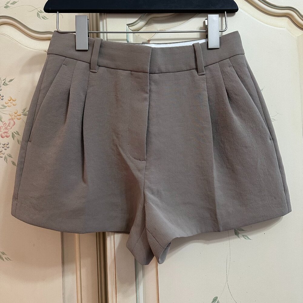 THE EFFORTLESS SHORT™ MINI Shorts Size: 4